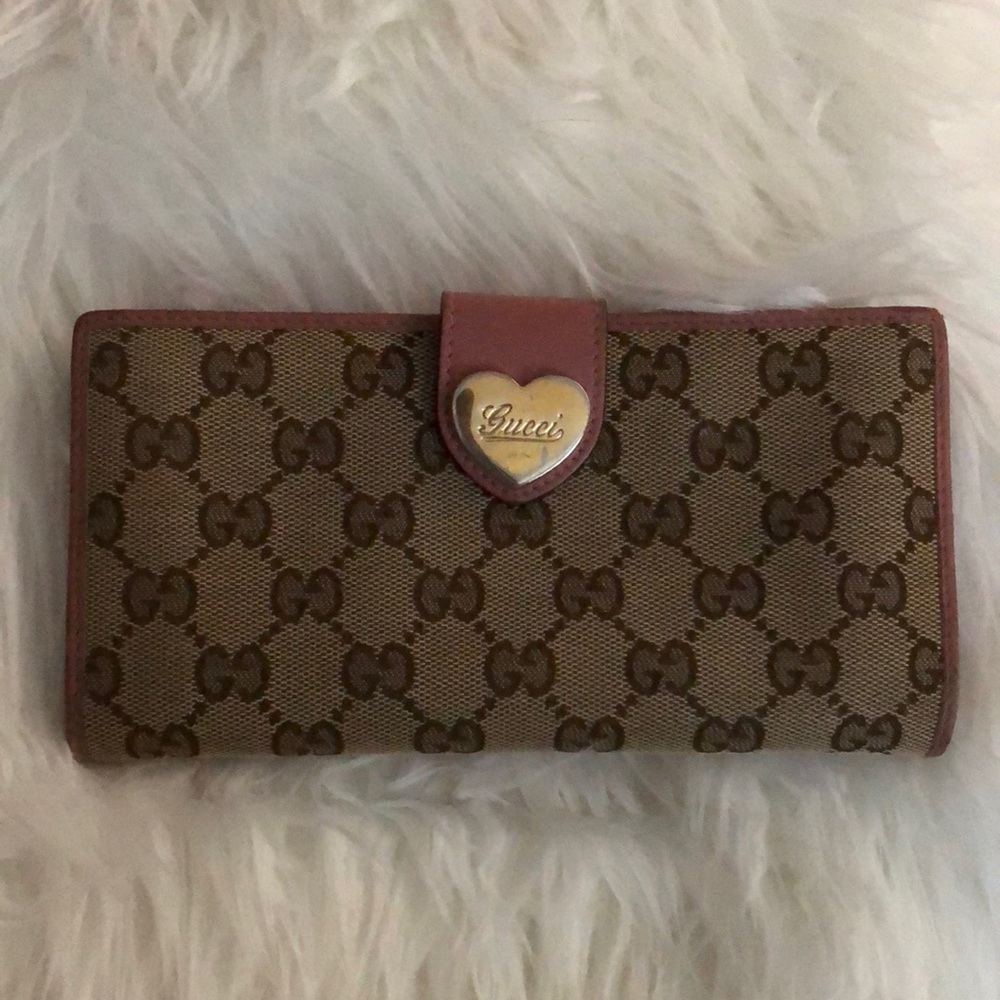 Beautiful vintage Gucci GG long wallet with heart logo Snap issue